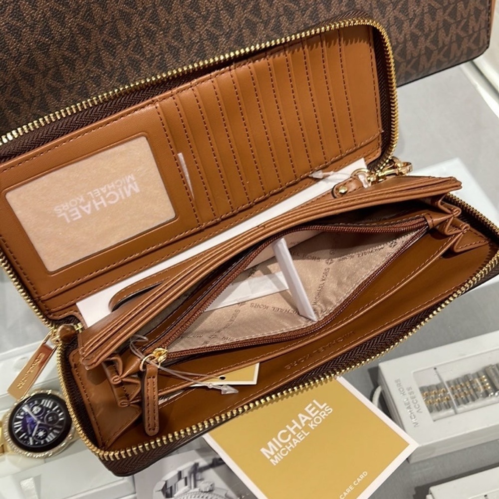 Michael Kors Jet Set Travel Large Travel CONTINENTAL wallet-wristlet-phone
Brown - Picture 12 of 12